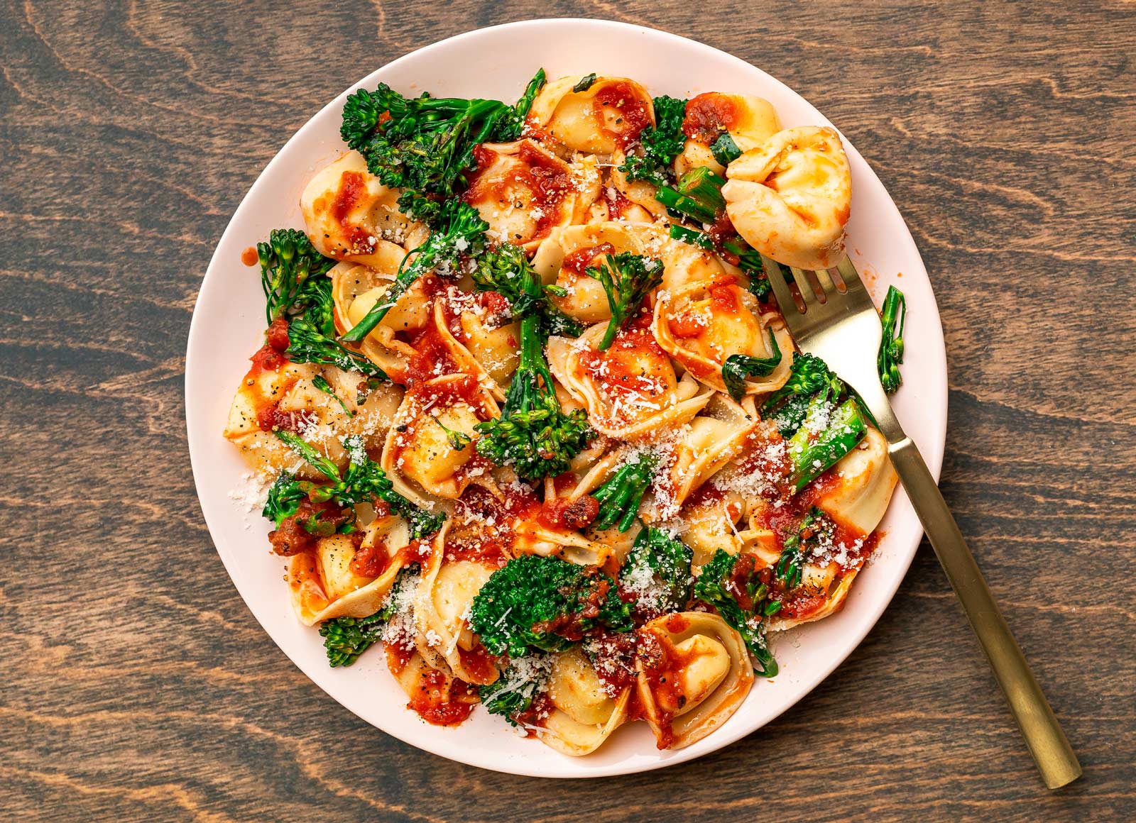 Cheesy Marinara Tortelloni with Broccoli with Grated Parmesan Cheese