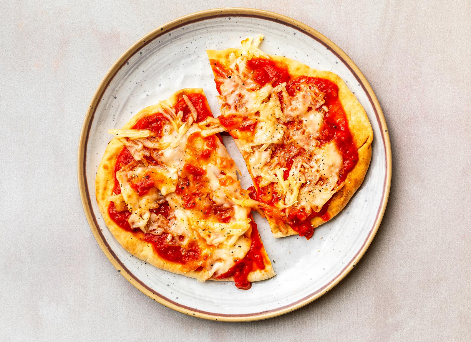 Cheezy Marinara Naan Pizza