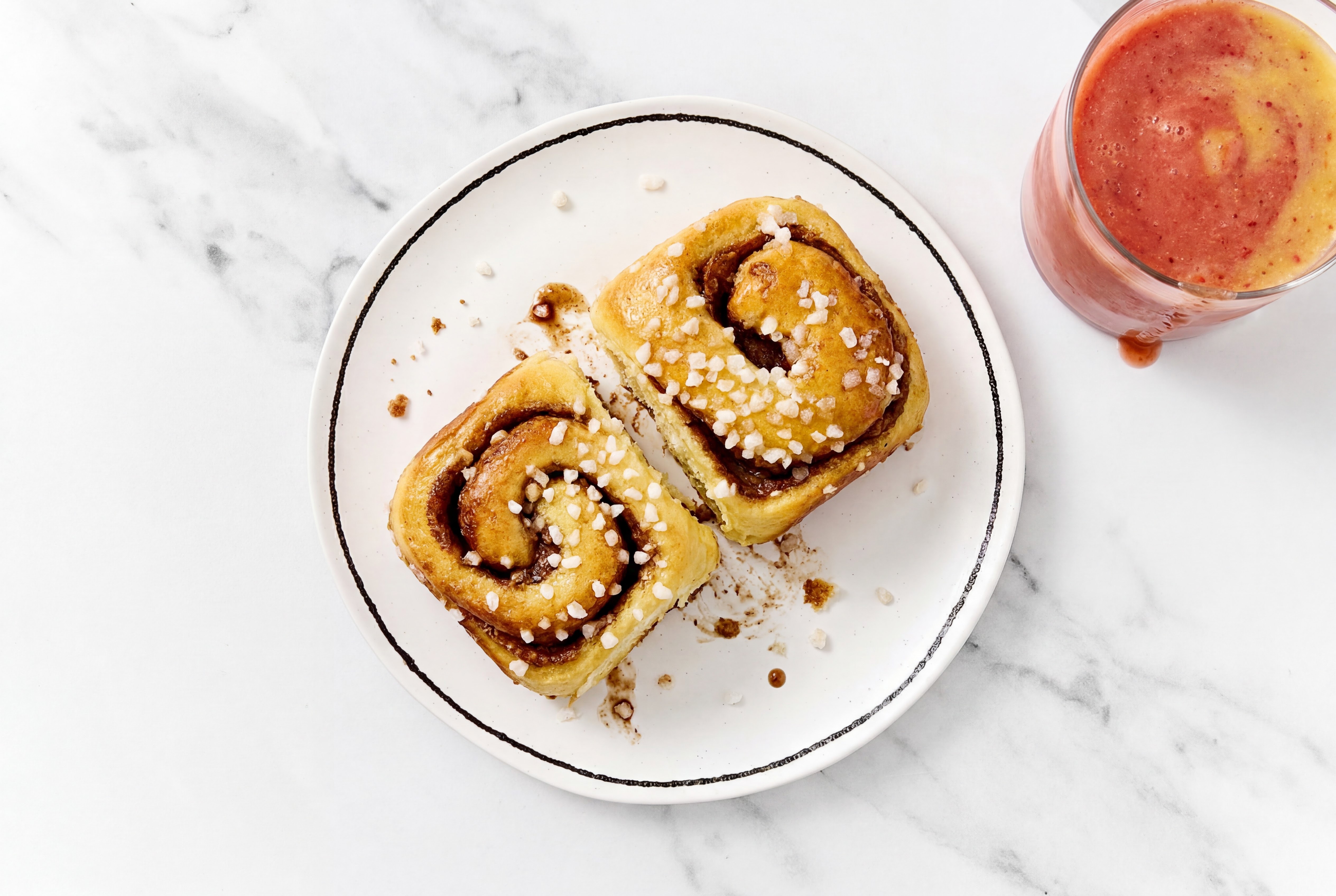 Cinnamon Brioche Rolls & Strawberry Pineapple Smoothie